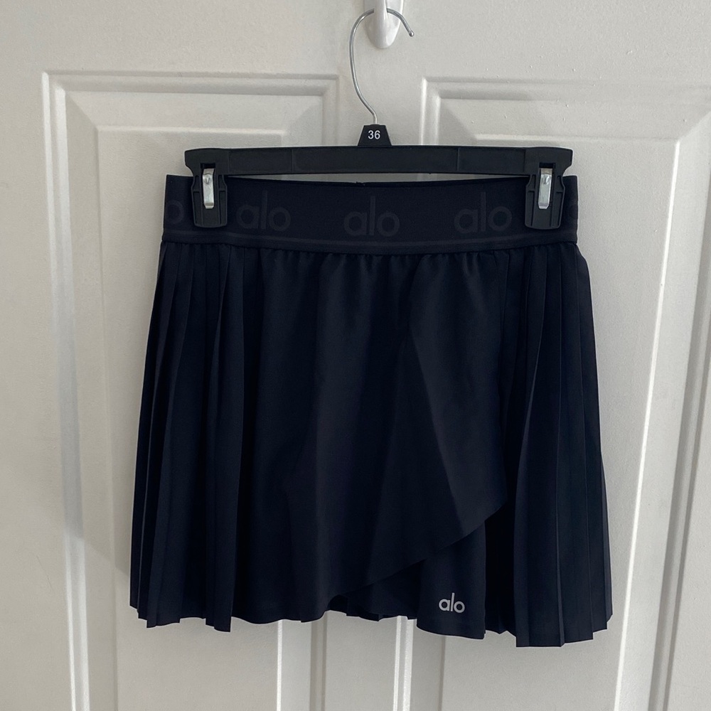 Alo Yoga Aces Tennis Skirt ( with build in shorts)